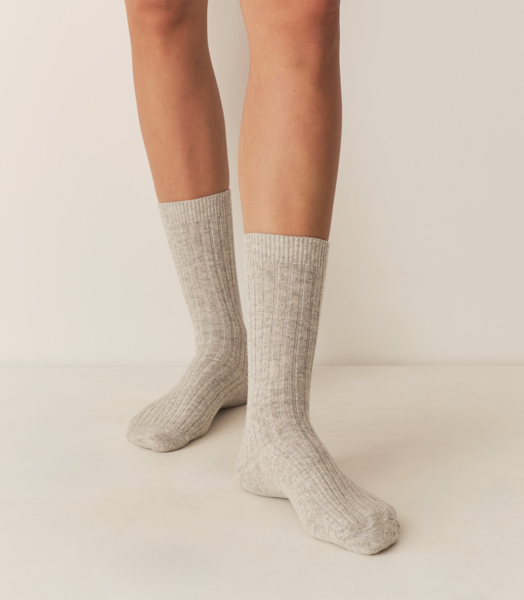 COLLEGIEN MERINO CASHMERE RIBBED CREW SOCKS -- GRIS CLAIR